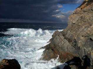 La punta Pelusella qui ferme le golfe de Lava au Nord. La punta Pelusella qui ferme le golfe de Lava au Nord.